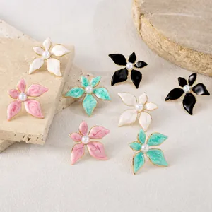 Boucles d'oreilles clous en forme de fleur en acier inoxydable de style français pour femmes Émail texture marbrée Künstliche Perle incrustée Boucles d'oreilles à pétales plaquées or Bijoux de mode