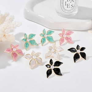 Boucles d'oreilles fleuries avec pétales en émail et perles en quatre couleurs