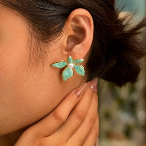 Boucles d'oreilles fleur vert menthe avec perle centrale et acier inoxydable doré