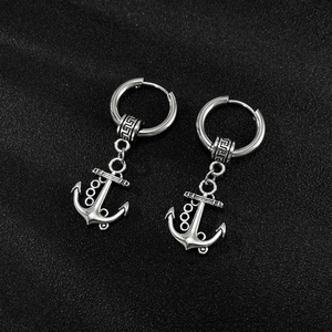 Boucles d'oreilles créoles avec pendentif ancre et motif grec sur fond noir