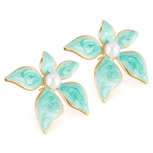 Boucles d'oreilles fleurs élégantes avec pétales marbrés vert clair et perles