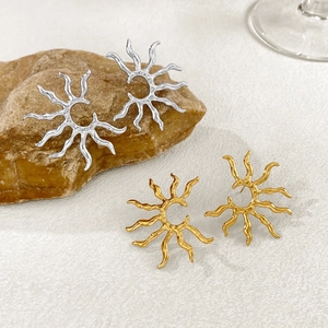 Minimalistische Sonnenstrahl-Ohrringe aus Edelstahl mit Vintage-Lava-Textur in Gold und Silber