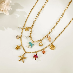 Collana a tema oceano in acciaio dorato con ciondoli a tartaruga, stella marina e perle