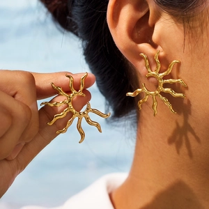 Auffällige goldene Sonnenstrahl-Ohrstecker aus Edelstahl für Damen im Flammen-Design
