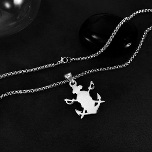 Vue macro du pendentif ancre de pirate vintage et double épée avec une chaîne box