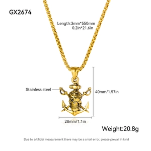 Vue détaillée du pendentif pirate en acier avec crâne, épées croisées et ancre marine