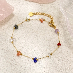 Bracciale a catena dorata boho con pietre naturali colorate e chiusura a moschettone