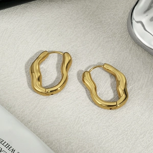 Detail von unregelmäßigen goldenen Lavatextur-Ohrringen mit sicherem Schnappverschluss