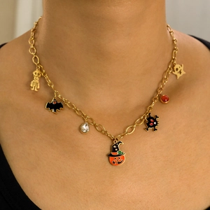 Collier d'Halloween en acier doré avec breloques émaillées citrouille, chauve-souris