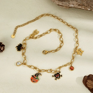 Détail du collier d'Halloween avec pendentifs citrouille, fantôme et tête de mort