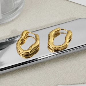 Minimalistische unregelmäßige Wellenohrringe in Gold auf silberner Basis poliert
