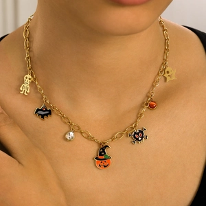 Détail d'un collier d'Halloween avec pendentifs citrouille, chauve-souris et tête de mort