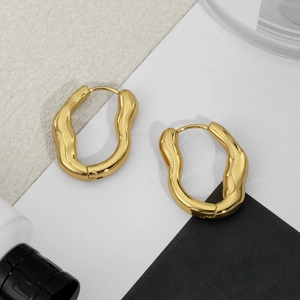 Goldene unregelmäßige Wellenstruktur-Ohrringe mit modernem geometrischem Lava-Finish