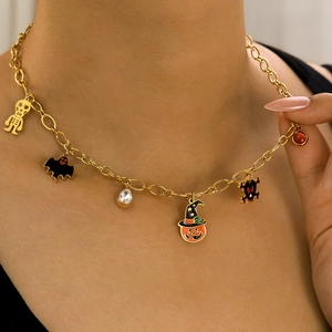 Détail du collier à breloques d'Halloween avec pendentifs fantôme citrouille et chauve-souris