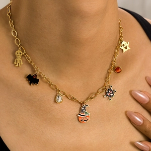 Détail du collier d'Halloween avec pendentifs fantôme, citrouille et tête de mort
