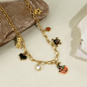Collier d'Halloween doré avec crâne, chauve-souris et breloques émaillées sur une grosse chaîne