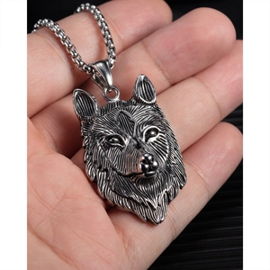Macro-opname van een wolfskop hanger aan een stalen box ketting voor mannen