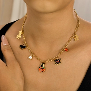 Collier d'Halloween avec breloques citrouille, chauve-souris et squelette doré