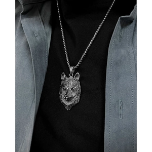 Detailopname van een realistische wolfskop-hanger van vintage zilver roestvrij staal bij een model