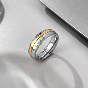 Bague en acier inoxydable bicolore avec gravure 'Roses are red' et un zircon solitaire
