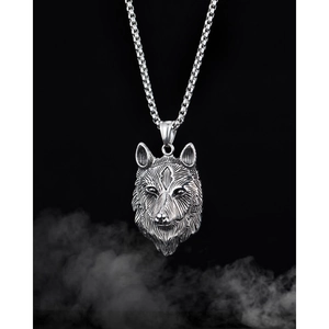 Roestvrijstalen wolfskop hanger ketting met gedetailleerde textuur op zwarte achtergrond