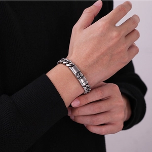 Detail eines Herren-Panzerarmbands in Altsilber mit Totenkopf am Handgelenk im Punk-Stil