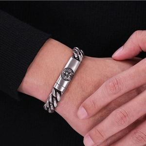 Detailaufnahme eines Vintage-Löwenkopfs auf einem matten Edelstahl-Gliederkette-Armband