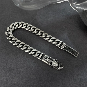 Detail der gotischen Totenkopf- und Schlangenschnalle an einem Panzerarmband