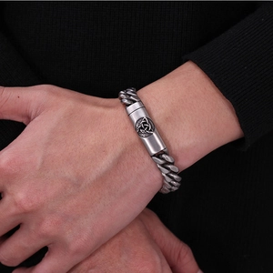 Detail eines silbernen Panzerarmbands mit keltischer Triquetra-Gravur auf dem Verschluss