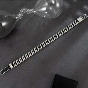 Detailansicht des Vintage-Silbernen Löwenkopf-Panzerarmbands auf einer Steinfläche