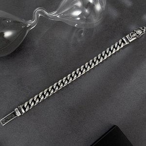 Detail eines Herren-Panzerarmbands in Vintage-Silber mit Totenkopf auf Steinstruktur