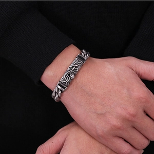Detail eines antiken Silber-Tintenfisch-Reliefs auf einem Panzerarmband für Herren