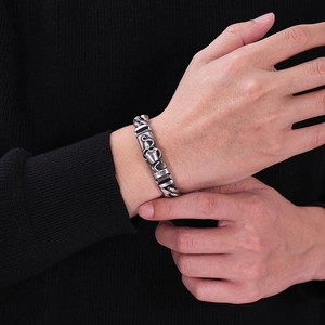 Nahaufnahme des Vintage Hip-Hop Skelett Armbands mit strukturierter Metallgliederkette