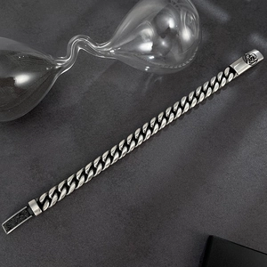 Nahaufnahme der Vintage-Silberschnalle mit graviertem Keltenknoten am Gliederkettenarmband