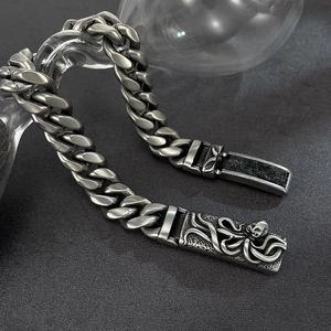 Makro-Detail der gotischen Oktopus-Reliefschnalle an einem klobigen Panzerarmband