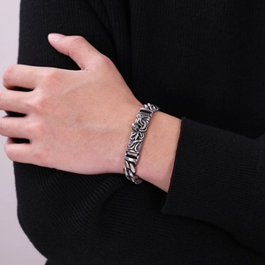 Detail eines geprägten Tintenfisch-Armband für Herren mit antikem Finish am Handgelenk