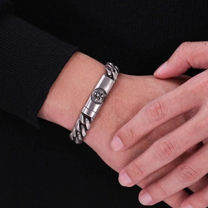Antiksilbernes Löwenkopf Aroma Armband mit Panzerkette am Handgelenk eines Mannes