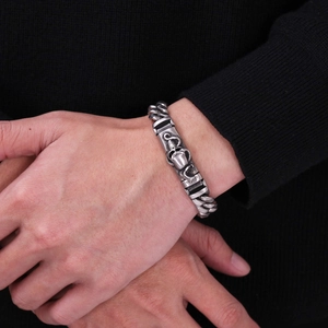 Herren Vintage Edelstahl Armband mit Totenkopf-Diffusor und silbernen Kettengliedern