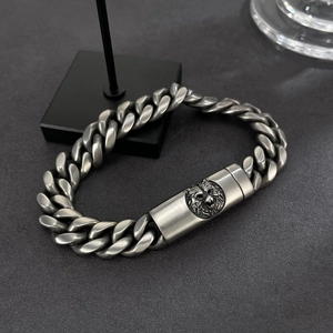 Armband mit Löwenkopf-Relief aus gebürstetem Metall und kubanischer Gliederkette