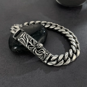 Punk-Panzerarmband für Herren mit Vintage-Oktopus-Totenkopf-Relief auf dunklem Stein
