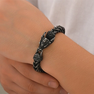 Nahaufnahme des Drachenkopf-Armbandes in oxidiertem Silber mit Schuppenstruktur