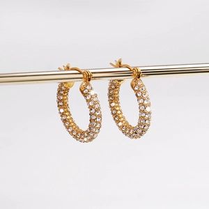 Dettaglio di orecchini a U placcati in oro con file di cristalli di zirconia cubica