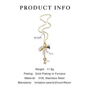 Detail van 316L roestvrijstalen ketting met vis, parel en zirkoon M hangers