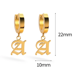 Γυαλισμένα σκουλαρίκια κρίκοι από ατσάλι 18k με γοτθικό γράμμα A μενταγιόν