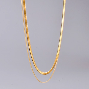 Detail van dubbellaagse 18K vergulde roestvrijstalen platte en ronde slangenketting
