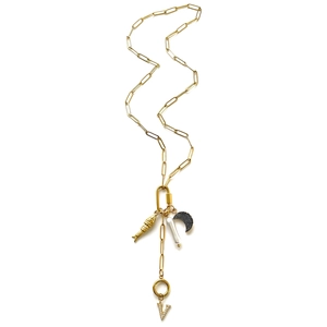 Detail van paperclip ketting met vis, halve maan en met diamant ingelegde V-hangers