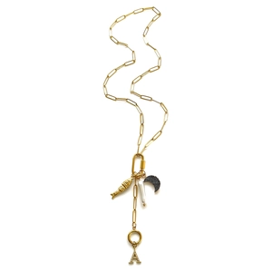 Gouden paperclipketting met parel, vis en diamant ingelegde letter A bedeltjes