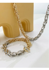 Detailansicht der zweifarbigen Metallkette und des Armbands mit modischem OT-Verschluss