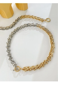 Detail der zweifarbigen geflochtenen Metallkette mit goldenem Ringverschluss und Silber