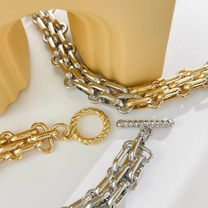 Zweifarbige Kette mit Gold- und Silberelementen und dekorativem OT-Knebelverschluss